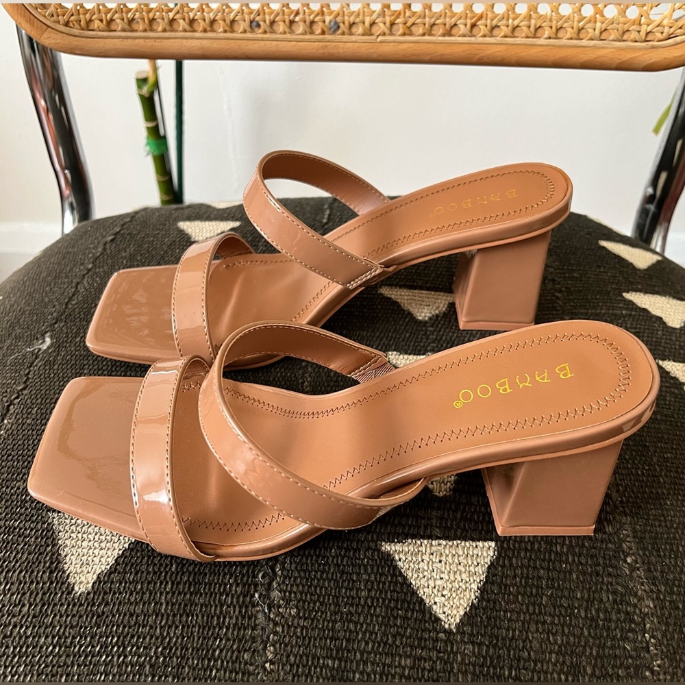 Bamboo. Tan patent leather sandal. Size 8.5